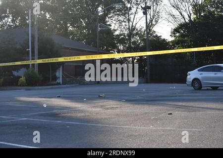 Newark, Usa. 22. Juli 2023. Beweismarkierungen am Tatort in Newark. Die Behörden untersuchen eine Schießerei auf einem Parkplatz außerhalb des Nachtclubs Marbella Lounge am Broadway in Newark. Die Schießerei geschah gegen 3:15 UHR am Samstagmorgen. Ein Mann wurde von der Staatsanwaltschaft von Essex als tot bestätigt. Es gibt keine Informationen darüber, ob Verdächtige gefasst wurden. Die Staatsanwaltschaft von Essex untersucht die Schießerei. (Foto: Kyle Mazza/SOPA Images/Sipa USA) Guthaben: SIPA USA/Alamy Live News Stockfoto