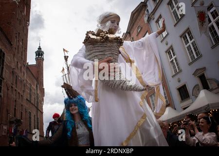 Danzig, Polen. 22. Juli 2023 Stilt Walker, verkleidet als Seekönig Neptun, eine Meerjungfrau oder andere fiktive Figuren, wandert durch die Straßen von GDA?sk. Eröffnung der St. Dominic's Fair, eine Tradition, die auf das Jahr 1260 zurückgeht, als Papst Alexander IV. Die Dominikaner von Danzig ermächtigte, am Festtag ihres Gründers wohltuende Genüsse zu gewähren. Die Messe findet jährlich statt und wird zu einem wichtigen Festival für die Stadt Danzig. In diesem Jahr wurde die Messe traditionell von den Behörden der Stadt eröffnet, und eine Parade führte durch die Straßen von Danzig. Kredit: SIPA USA/Alamy Live News Stockfoto