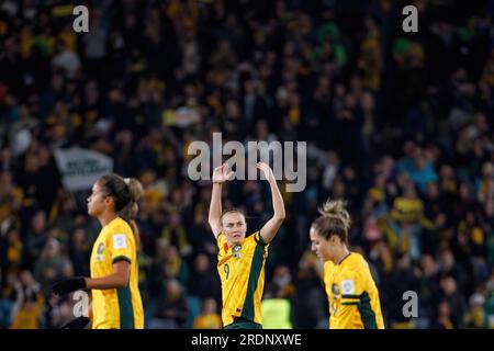 Sydney, Australien. 20. Juli 2023. Caitlin Foord begeistert die Zuschauer, die während des FIFA Women's World Cup Australia und Neuseeland 2023 Group B zwischen Australien und Irland im Stadium Australia anfeuern. „Die Matildas“ sind die Gewinner von 1 bis 0 gegen das irische Team „Girls in Green“. Australien und Neuseeland 2023-Spiel der Gruppe B im Stadium Australia. (Foto: Patricia Poccrez Ferraro/SOPA Images/Sipa USA) Guthaben: SIPA USA/Alamy Live News Stockfoto