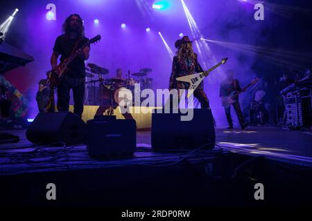 Berlin, Deutschland. 22. Juli 2023 Am 22. Juli 2023 gipfelte Berlins Christopher Street Day (CSD), auch bekannt als Berlin Pride, in einer unvergesslichen Vorstellung der deutschen Rockband Tokio Hotel am historischen Brandenburger Tor. Bei der jährlichen Veranstaltung, die sich für die LGBTQ-Rechte und den Erhalt von Schwulenräumen einsetzt, marschierten Tausende von Teilnehmern in einem lebhaften Zeichen der Solidarität durch die Straßen der Stadt. Kredit: SIPA USA/Alamy Live News Stockfoto