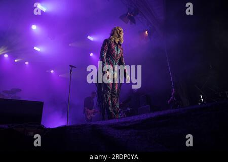 Berlin, Deutschland. 22. Juli 2023 Am 22. Juli 2023 gipfelte Berlins Christopher Street Day (CSD), auch bekannt als Berlin Pride, in einer unvergesslichen Vorstellung der deutschen Rockband Tokio Hotel am historischen Brandenburger Tor. Bei der jährlichen Veranstaltung, die sich für die LGBTQ-Rechte und den Erhalt von Schwulenräumen einsetzt, marschierten Tausende von Teilnehmern in einem lebhaften Zeichen der Solidarität durch die Straßen der Stadt. Kredit: SIPA USA/Alamy Live News Stockfoto