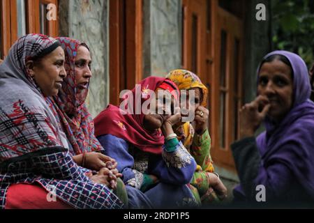 Srinagar, Kaschmir. 22. Juli 2023 22. Juli 2023, Srinagar Kaschmir, Indien : Frauen versammeln sich auf einer beschädigten Straße nach Überschwemmungen im Gebiet von Faqir Gujri am Stadtrand von Srinagar. Die Einheimischen behaupteten, dass mehrere Häuser Risse entwickelten und Maisfelder beschädigt wurden, es wurden jedoch keine Todesfälle gemeldet. Mehrere Regionen von Jammu und Kaschmir sind von anhaltenden starken Regenfällen heimgesucht worden, die zu mehreren Erdrutschen in den hügeligen Gebieten geführt haben und zur Schließung des Nationalautobahn Jammu-Srinagar geführt haben. Kredit: Eyepix Group/Alamy Live News Stockfoto