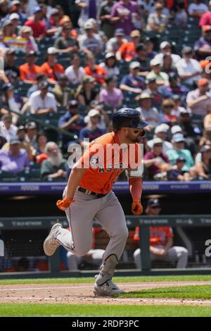 Juli 19 2023 Houston Right Fielder Chas McCormick (6) erhält einen Hit während des Spiels mit Houston Astros und Colorado Rockies im Coors Field in Denver Co David Seelig/Cal Sport Medi Stockfoto