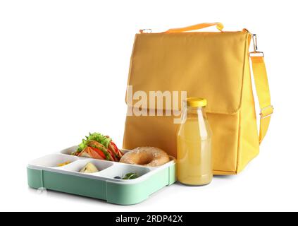 Rucksack, Flasche Saft und Lunchbox mit leckerem Essen isoliert auf weißem Hintergrund Stockfoto