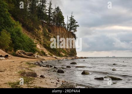 Wunderschöne Landschaft an der polnischen Ostsee. Strand mit Steinen und eine wunderschöne Klippe in Gdynia Orlowo, Polen. Stockfoto