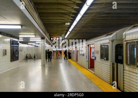 Toronto, Kanada - 19. Juli 2023: In der Victoria Park Station steigen Menschen in eine alte TTC-U-Bahn ein und aus. Stockfoto