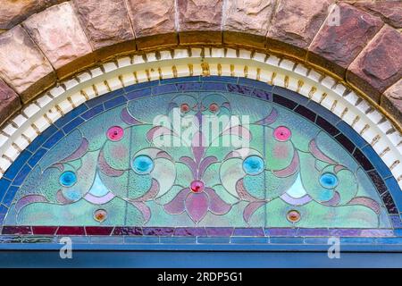 Toronto, Kanada - 9. Juli 2023: Buntglasdekoration in einem Bogenfenster im Kolonialstil. Stockfoto