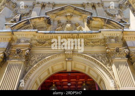 Toronto, Kanada - 19. Juli 2023: Alte Steinfassade mit Schnitzereien im Hockey Hall of Fame Gebäude. Das Wahrzeichen des Kulturerbes war früher ein Ba Stockfoto