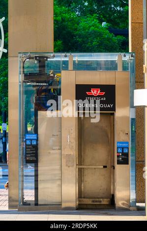 Toronto, Kanada - 19. Juli 2023: Straßenzugang mit Fahrstuhl zur U-Bahn-Station Queens Quay. Stockfoto