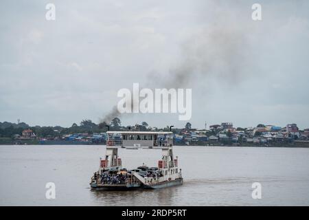 Phnom Penh, Kambodscha. 22. Juli 2023. Passagiere überqueren den Mekong mit einer Fähre. (Foto: Matt Hunt/SOPA Images/Sipa USA) Guthaben: SIPA USA/Alamy Live News Stockfoto