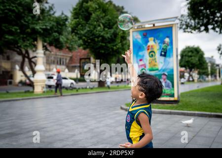 Phnom Penh, Kambodscha. 22. Juli 2023. Ein Kind, das mit Blasen spielt. (Foto: Matt Hunt/SOPA Images/Sipa USA) Guthaben: SIPA USA/Alamy Live News Stockfoto