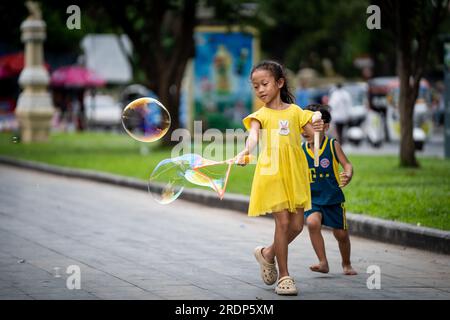 Phnom Penh, Kambodscha. 22. Juli 2023. Kinder, die mit Seifenblasen spielen. (Foto: Matt Hunt/SOPA Images/Sipa USA) Guthaben: SIPA USA/Alamy Live News Stockfoto