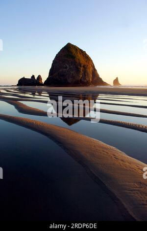 Hystack Rock und Gezeitenbecken am Cannon Beach, OR Stockfoto