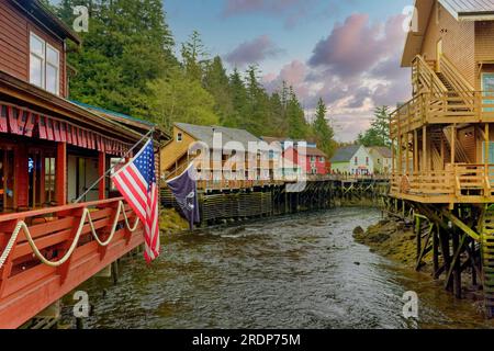 KETCHIKAN, ALASKA - 5. Mai 2023: Ketchikan ist mit 8000 Einwohnern die südöstlichste Stadt in Alaska. Kreuzfahrtschiffe machen über 500 Haltestellen Bring in Stockfoto