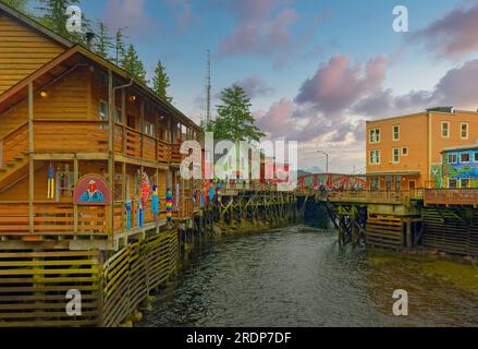 KETCHIKAN, ALASKA - 5. Mai 2023: Ketchikan ist mit 8000 Einwohnern die südöstlichste Stadt in Alaska. Kreuzfahrtschiffe machen über 500 Haltestellen Bring in Stockfoto