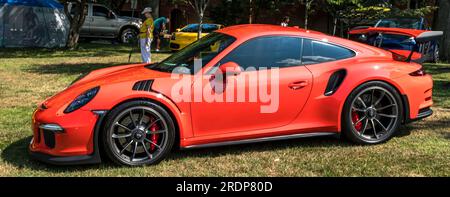 Ein orangefarbener Porsche 911 aus dem Jahr 2016 wird auf einer Automesse in Pittsburgh, Pennsylvania, USA, ausgestellt Stockfoto