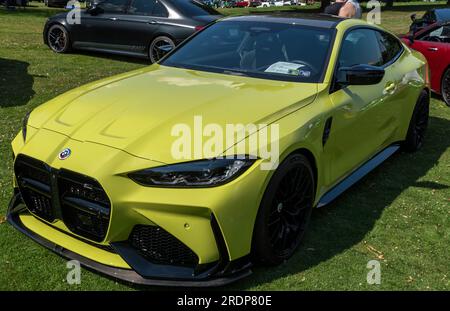 Ein grüner BMW M4 aus dem Jahr 2023 wird auf einer Automesse in Pittsburgh, Pennsylvania, USA, ausgestellt Stockfoto