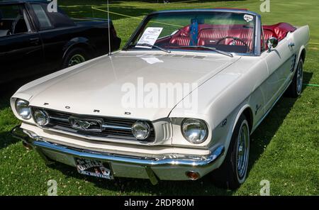 Ein weißer Ford Mustang aus dem Jahr 1966 wird auf einer Automesse in Pittsburgh, Pennsylvania, USA, ausgestellt Stockfoto