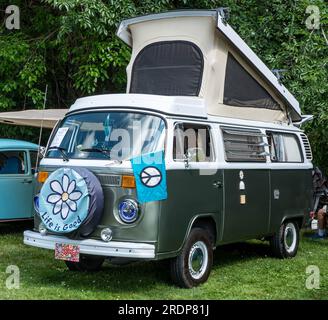 Ein 1977 Volkswagen-Camper auf einer Automesse in Pittsburgh, Pennsylvania, USA Stockfoto