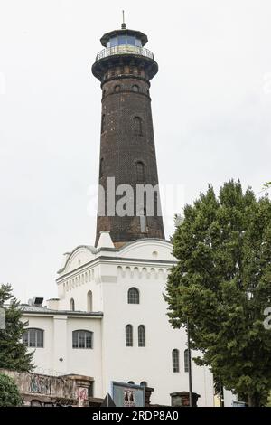 Köln, Deutschland. 21. Juli 2023. Der Leuchtturm in Köln Ehrenfeld. Der einzige Leuchtturm Nordrhein-Westfalen steht im Kölner Ehrenfeld. Es hat keinen Zweck. Es ist einfach da - und vielleicht ist es deshalb so beliebt. Der bekannteste Ehrenfelder kämpft jetzt für eine Wiederbelebung. (Zu dpa/lnw: 'Der Leuchtturm von Köln-Ehrenfeld - ohne Bedeutung und doch geliebt') Kredit: Oliver Berg/dpa/Alamy Live News Stockfoto