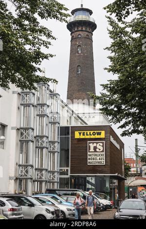 Köln, Deutschland. 21. Juli 2023. Der Leuchtturm in Köln Ehrenfeld steht über dem Gebäude eines Möbelgeschäfts. Der einzige Leuchtturm Nordrhein-Westfalen steht im Kölner Ehrenfeld. Es hat keinen Zweck. Es ist einfach da - und vielleicht ist es deshalb so beliebt. Der bekannteste Ehrenfelder kämpft jetzt für eine Wiederbelebung. (Zu dpa/lnw: 'Der Leuchtturm von Köln-Ehrenfeld - ohne Bedeutung und doch geliebt') Kredit: Oliver Berg/dpa/Alamy Live News Stockfoto