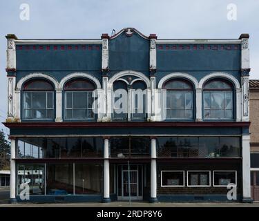 Verlassene Ladenfront mit gusseiserner Fassade in einer kleinen Stadt an der Pazifikküste, Ilwaco, Washington, USA. Stockfoto