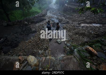 Srinagar, Indien. 22. Juli 2023. Die Menschen sehen die Überschwemmungen im Gebiet Faqir Gujri, am Stadtrand von Srinagar, der Sommerhauptstadt von Indisch-Kaschmir, 22. Juli 2023 (Foto von Mubashir Hassan/Pacific Press) Kredit: Pacific Press Media Production Corp./Alamy Live News Stockfoto