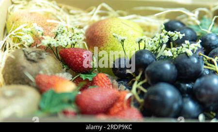 Selektiver Fokus der Zusammensetzung einiger isolierter exotischer Früchte. Früchte sind wie Birnen-Kiwis und Erdbeeren. Leckeres und reifes Obst Stockfoto