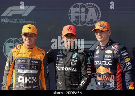 (230723) -- MOGYOROD, 23. Juli 2023 (Xinhua) -- Pole-Position Gewinner des britischen Fahrers von Mercedes Lewis Hamilton (C), Red Bull Racing's Dutch Driver Max Verstappen (R) auf dem zweiten Platz und McLaren's British Driver Lando Norris auf dem dritten Platz posieren für ein Foto nach der Qualifizierung des Formel-1-Grand Prix 2023 im Hungaroring in Mogyorod bei Budapest, Ungarn am 22. Juli 2023. (Foto: Attila Volgyi/Xinhua) Stockfoto