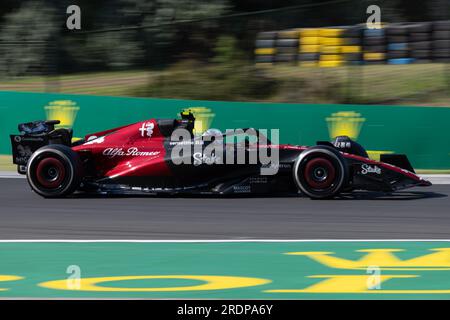 Mogyorod. 22. Juli 2023. Alfa Romeos chinesischer Fahrer Zhou Guanyu tritt am 22. Juli 2023 während der Qualifikationssitzung des Formel-1-Grand Prix 2023 in Ungarn im Hungaroring in Mogyorod in der Nähe von Budapest in Ungarn an. Kredit: Attila Volgyi/Xinhua/Alamy Live News Stockfoto