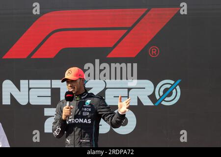 Mogyorod. 22. Juli 2023. Lewis Hamilton, britischer Fahrer von Mercedes, gibt nach der Qualifikationssitzung des Formel-1-Grand Prix 2023 in Ungarn am 22. Juli 2023 im ungarischen Hungaroring in Mogyorod bei Budapest ein Interview. Kredit: Attila Volgyi/Xinhua/Alamy Live News Stockfoto