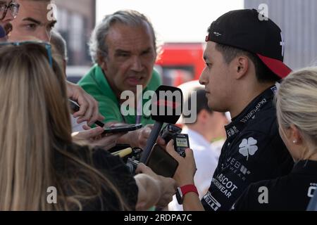 Mogyorod. 22. Juli 2023. Alfa Romeos chinesischer Fahrer Zhou Guanyu gibt am 22. Juli 2023 im ungarischen Hungaroring in der Nähe von Budapest, Ungarn, ein Interview nach der Qualifizierung des Formel-1-Grand Prix 2023. Kredit: Attila Volgyi/Xinhua/Alamy Live News Stockfoto