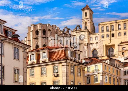 Historische Gebäude im Zentrum von Lissabon, Portugal, mit den Ruinen des Carmo-Klosters, zerstört durch ein Erdbeben im Jahr 1755. Stockfoto
