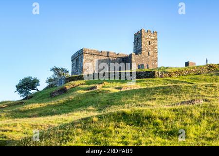 Brent Tor Kirche, die Kirche St. Michael de Rupe, mit Blick auf einen perfekten Frühlingsabend. Es wurde aus basaltischer Lava hergestellt und 1130 gegründet. Stockfoto