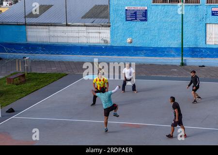 Quito, Ecuador, 3. Juni 2023: Die Bewohner des Stadtviertels Las Casas verbringen ihre freie Zeit mit Ecuavoley, einer Form von Volleyball, die in Stockfoto