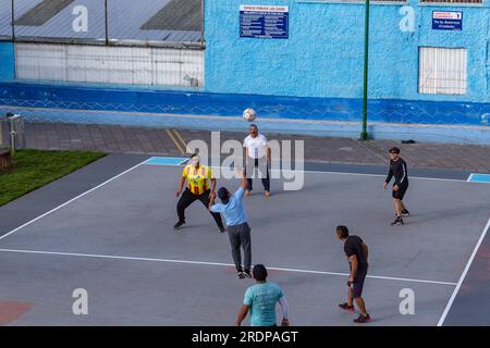 Quito, Ecuador, 3. Juni 2023: Die Bewohner des Stadtviertels Las Casas verbringen ihre freie Zeit mit Ecuavoley, einer Form von Volleyball, die in Stockfoto