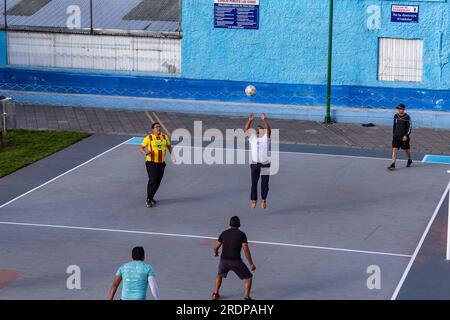 Quito, Ecuador, 3. Juni 2023: Die Bewohner des Stadtviertels Las Casas verbringen ihre freie Zeit mit Ecuavoley, einer Form von Volleyball, die in Stockfoto