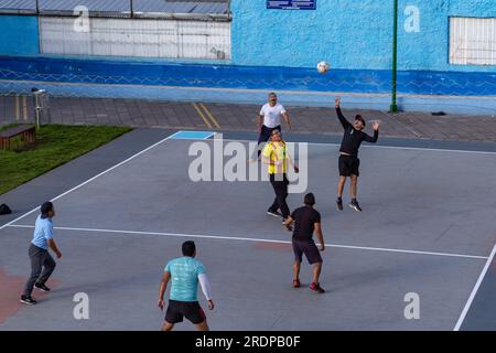 Quito, Ecuador, 3. Juni 2023: Die Bewohner des Stadtviertels Las Casas verbringen ihre freie Zeit mit Ecuavoley, einer Form von Volleyball, die in Stockfoto