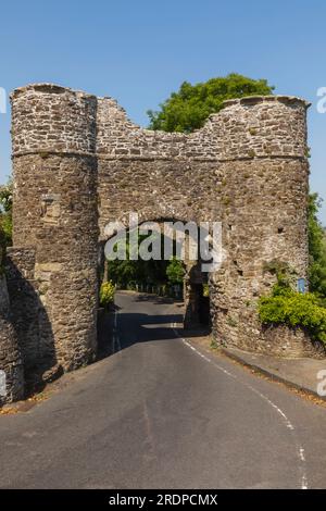 England, Sussex, East Sussex, Winchelsea, das 13. Century Strand Gate und die Leere Road Stockfoto