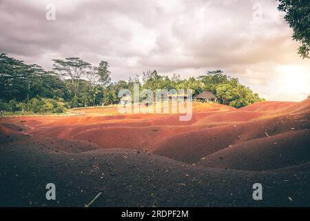 Sonnenuntergang am Strand auf Mauritius. Diese wunderschönen Sonnenuntergänge an solchen Traumstränden finden Sie nur hier Stockfoto