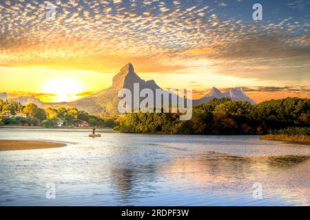 Sonnenuntergang am Strand auf Mauritius. Diese wunderschönen Sonnenuntergänge an solchen Traumstränden finden Sie nur hier Stockfoto