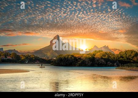 Sonnenuntergang am Strand auf Mauritius. Diese wunderschönen Sonnenuntergänge an solchen Traumstränden finden Sie nur hier Stockfoto