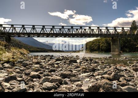 Der Haast Fluss fließt schnell durch den Bergpass Stockfoto