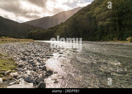 Der Haast Fluss fließt schnell durch den Bergpass Stockfoto