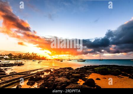 Sonnenuntergang am Strand auf Mauritius. Diese wunderschönen Sonnenuntergänge an solchen Traumstränden finden Sie nur hier Stockfoto
