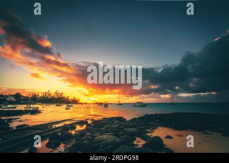 Sonnenuntergang am Strand auf Mauritius. Diese wunderschönen Sonnenuntergänge an solchen Traumstränden finden Sie nur hier Stockfoto