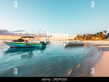 Sonnenuntergang am Strand auf Mauritius. Diese wunderschönen Sonnenuntergänge an solchen Traumstränden finden Sie nur hier Stockfoto
