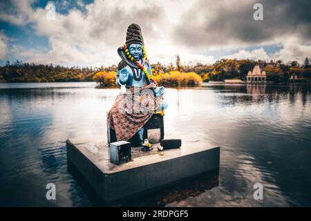 Asiatische Hindu-Statue auf Mauritius und Bali. Tempel der Götter und Wasser. Verehren Sie Opern und Religion Stockfoto