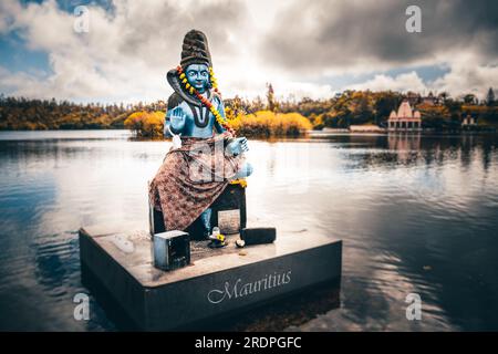 Asiatische Hindu-Statue auf Mauritius und Bali. Tempel der Götter und Wasser. Verehren Sie Opern und Religion Stockfoto