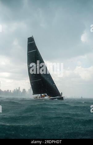 22. Juli 2023, Chicago, Illinois, USA: Das Chicago Race to Mackinac 113. ist eröffnet. Die Kreuzfahrtabteilung begann ihre 333 km lange Reise von Chicago nach Mackinac Island, Michigan, am Freitagnachmittag. Der Großteil der Rennboote, die gestaffelt abfuhren, startet am Samstag. Das Alter der Matrosen lag zwischen 14 und 94 Jahren. Während des Finales kam eine große graue Wolke über die Jachten, während sie kämpften, um im Regen zu sehen. Mehr als 200 Boote nehmen an diesem klassischen Süßwasserrennen am Lake Michigan Teil. Der Chicago Yacht Club ist der Gastgeber und Wintrust ist sein P. Stockfoto